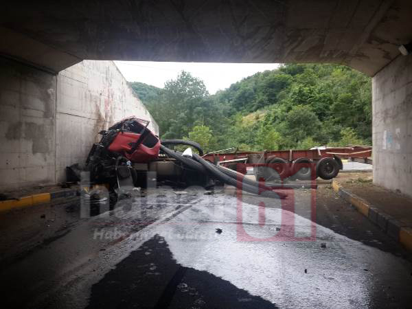Trabzon’da demir yüklü kamyon köprüden uçtu