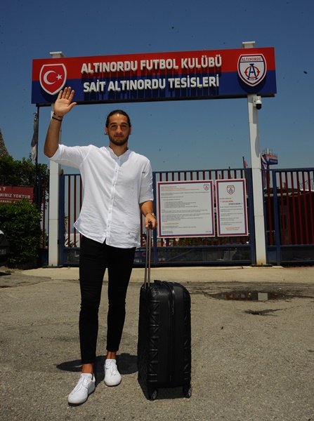 Trabzonspor'a transfer oldu kulübü ile vedalaştı