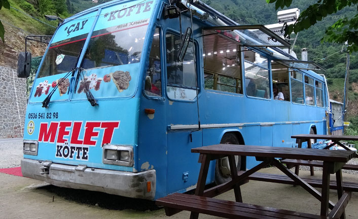 150 bin liraya mal ettiği otobüste köfte satıyor