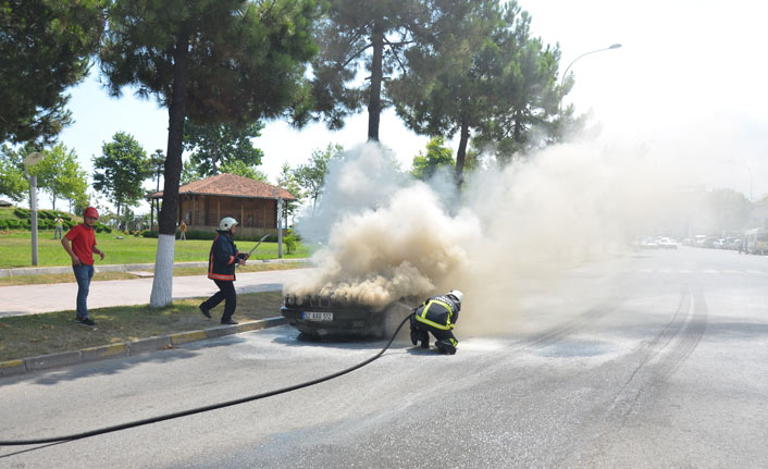 Seyir halindeki otomobil alev alev yandı