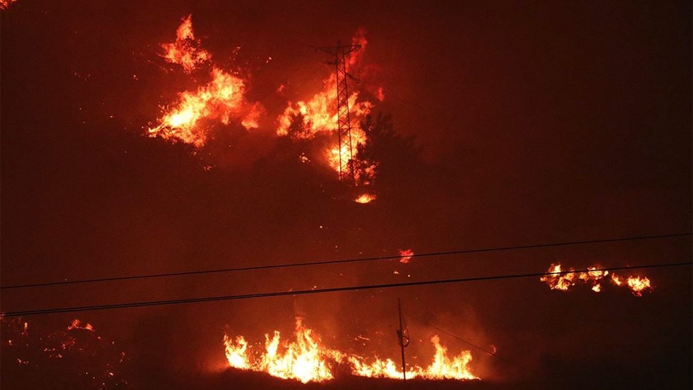 İzmir'deki orman yangını sebebiyle boşaltılan bir site yandı