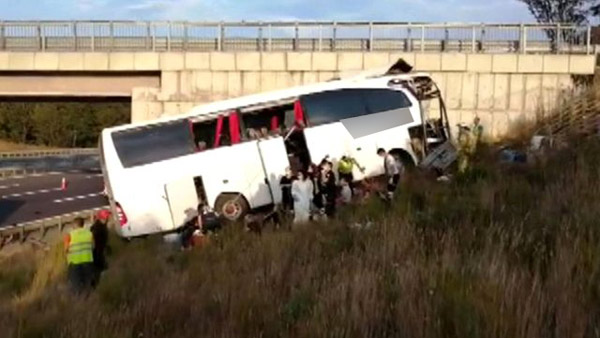 Yolcu otobüsü üst geçide çarptı! 5 ölü