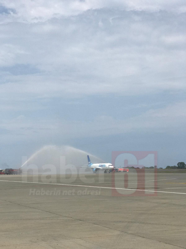 Trabzon’a ilk uçuş yapıldı! Su kemeri ile karşılandı