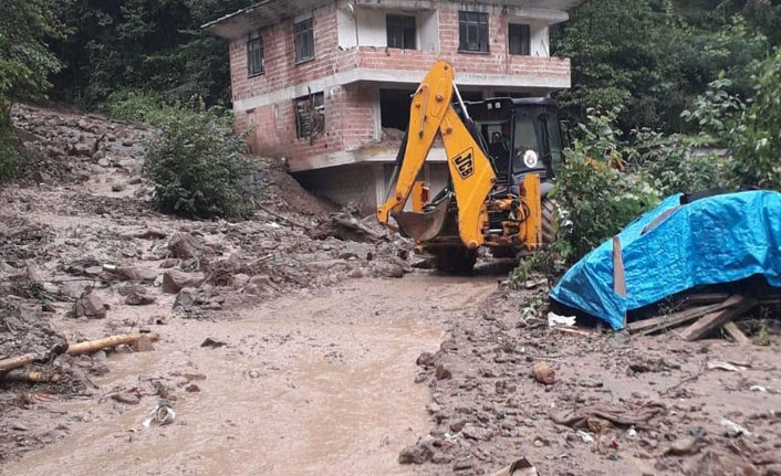 Trabzon'da şiddetli yağış heyelan yol açtı 