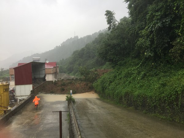 Trabzon'da şiddetli yağış heyelan getirdi