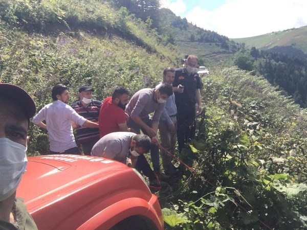 Trabzon'da otomobil bin metrelik uçuruma yuvarlandı: 1 Ölü