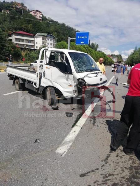 Trabzon’da otomobille kamyonet çarpıştı
