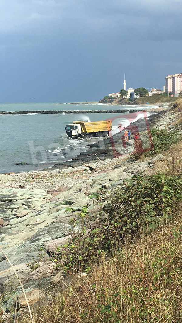 Trabzon’da kamyon denize uçtu: 1 Yaralı