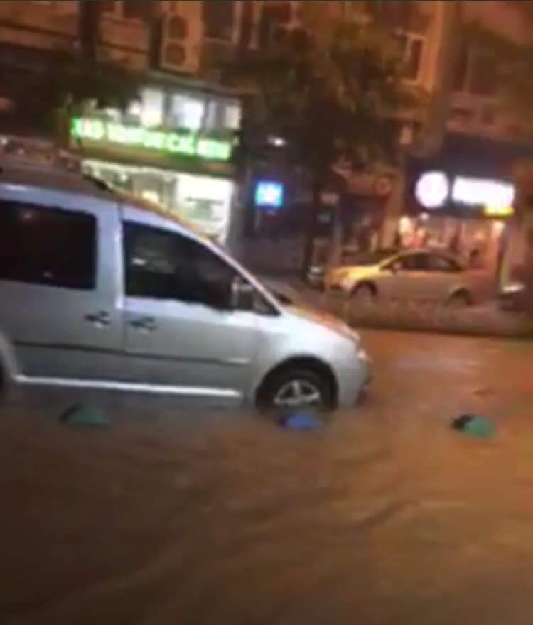 Şiddetli yağış Rize’de etkili oluyor
