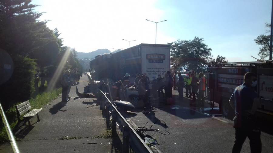 Trabzon'da feci kaza! Tır otomobili biçti