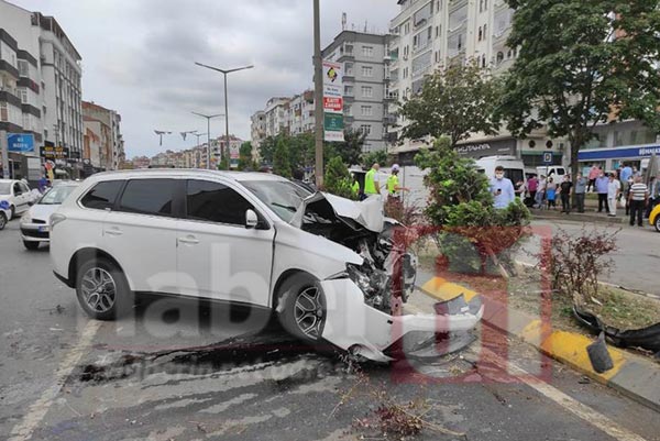 Trabzon'da otomobil ile kamyon çarpıştı! 4 yaralı