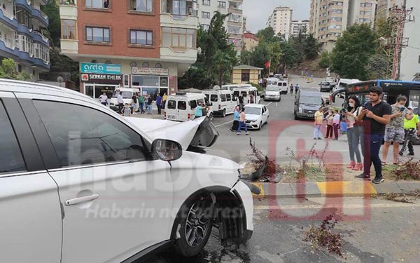 Trabzon'da otomobil ile kamyon çarpıştı! 4 yaralı