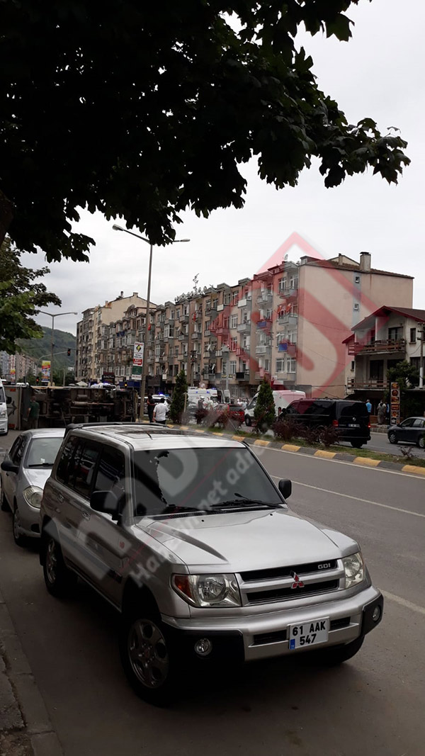 Trabzon'da otomobil ile kamyon çarpıştı! 5 yaralı
