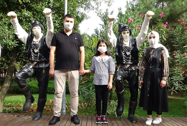 Trabzon'da minik Berrin maske kullanımına böyle dikkat çekiyor