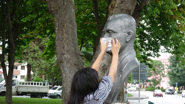 Trabzon'da minik Berrin maske kullanımına böyle dikkat çekiyor