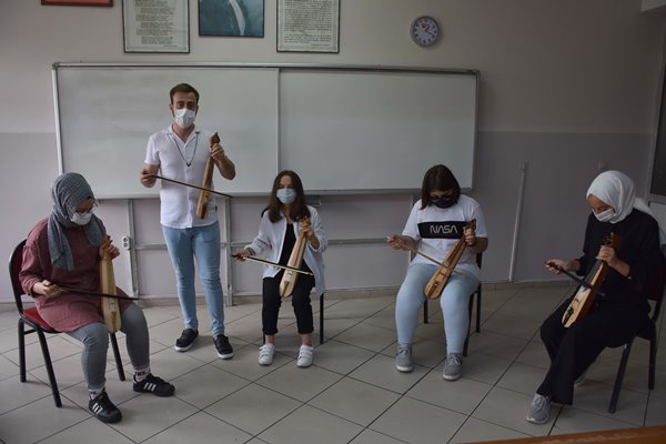 Trabzon'da kemençe eğitimi alan öğrenciler, kamera karşısına geçip klip çekti