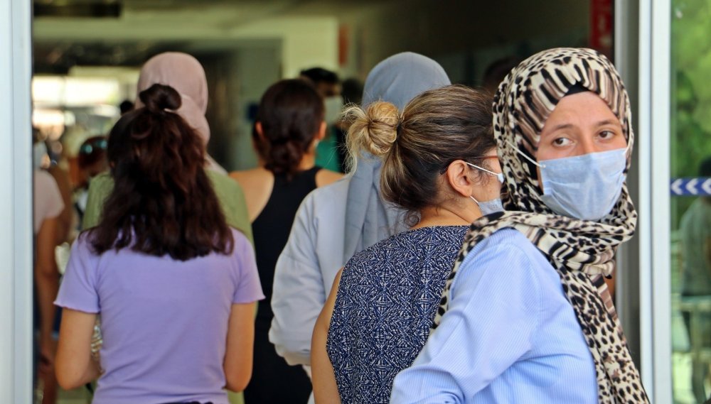 Sınav salonlarında adaylar dışarda aileler ter döktü