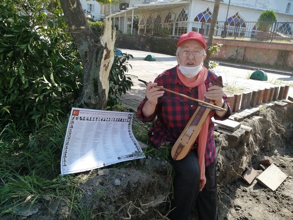 Rize'de mahalleye adını veren ağaçların budanmasını kemençesi ile protesto etti