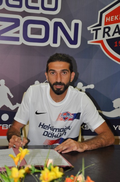 Hekimoğlu Trabzon Burhan Eşer'e imzayı attırdı