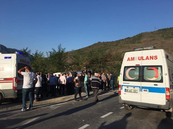 Artvin'de maden işçilerini taşıyan otobüs devrildi! 2 ölü