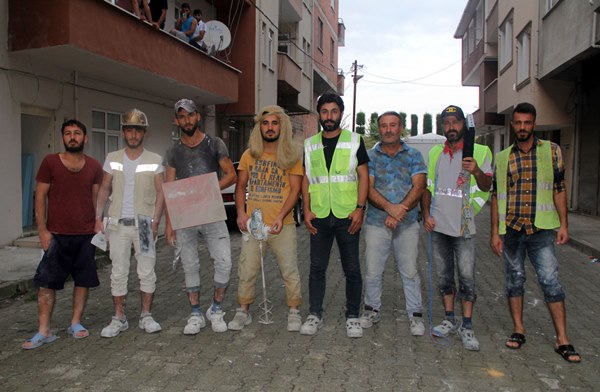 Trabzon'da inşaat malzemeleriyle defile yapan işçilere oyunculuk teklifi