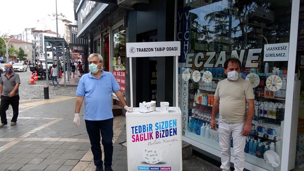 Trabzon'da salgın tedbirleri hatırlatıldı ücretsiz maske dağıtıldı