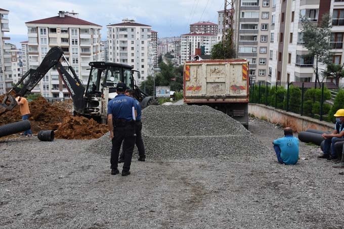 Trabzon'da toprak altına kalan işçi kurtarıldı