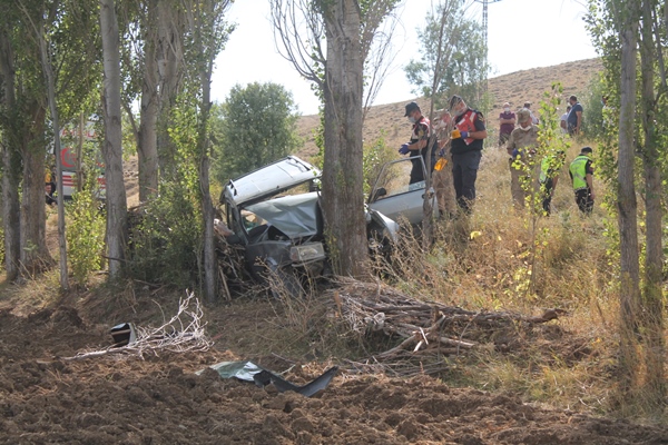 Trabzon plakalı otomobil ağaca çarptı: 1 Ölü 3 yaralı