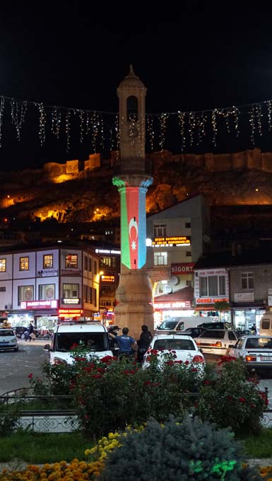 Bayburt'ta şehrin simgesine Azerbaycan Bayrağı