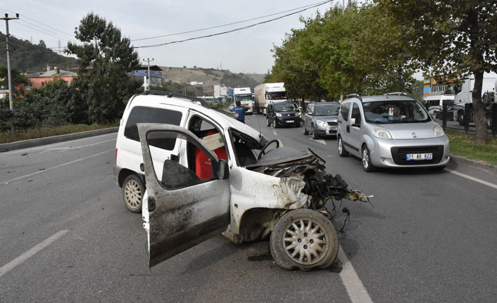 Hafif ticari araç ağaca çarptı: 2 yaralı