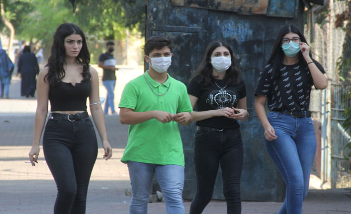 Maskeyi koluna takan kız öğrenci polisten kaçtı