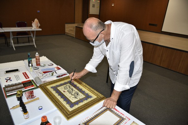 Trabzon'da kaligrafi sanatını öğrenip kendi işlerini kuruyorlar
