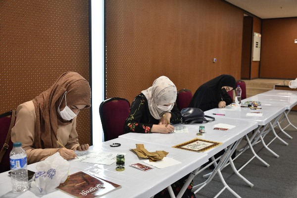 Trabzon'da kaligrafi sanatını öğrenip kendi işlerini kuruyorlar