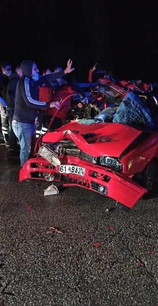 Trabzon plakalı otomobil tıra çarptı: 1 ölü 1 yaralı