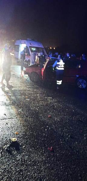 Trabzon plakalı otomobil tıra çarptı: 1 ölü 1 yaralı