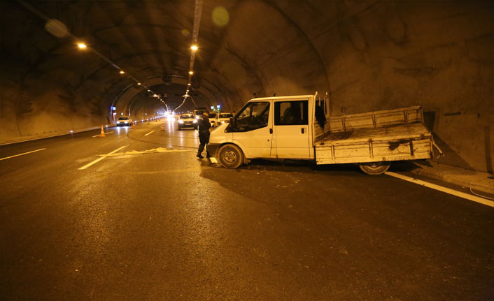 Kuzey Marmara Otoyolu’nda otomobil kablo yüklü kamyonete çarptı