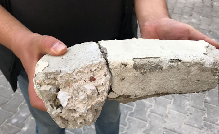 Çay içerken kafasına beton parçaları yağdı