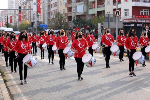 Trabzon'da mezunların bando takımıyla Cumhuriyet coşkusu