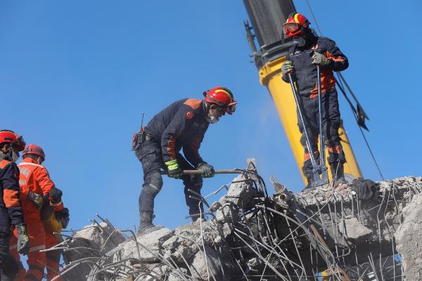 İBB Arama Kurtarma ekipleri zamanla yarışıyor