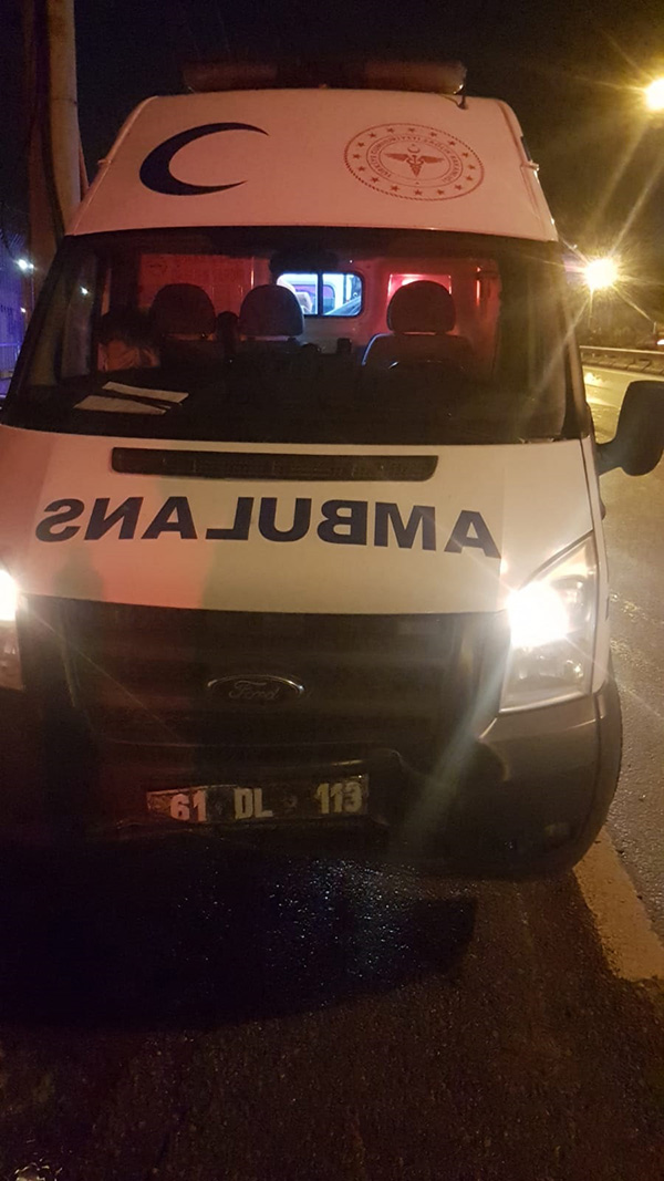 Trabzon’da film gibi olay! Polisten kaçtı ambulansa çarptı