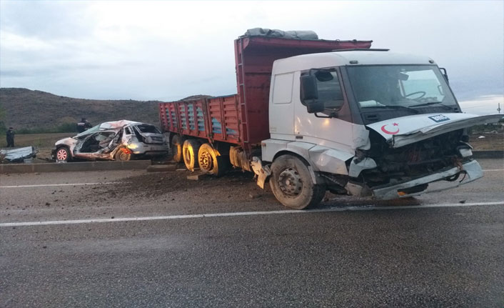 Adana'da trafik kazası: 1 ölü, 2 yaralı