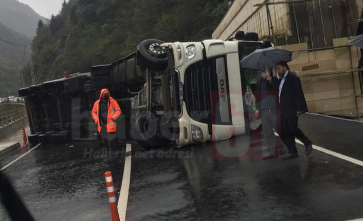 Trabzon’da tır devrildi: 1 yaralı