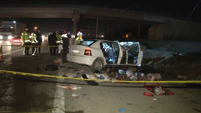 Otomobil bariyerlere çarptı: 1 ölü, 2 yaralı