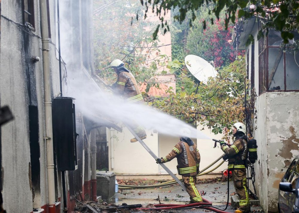 Yangında tarihi cami kullanılamaz hale geldi