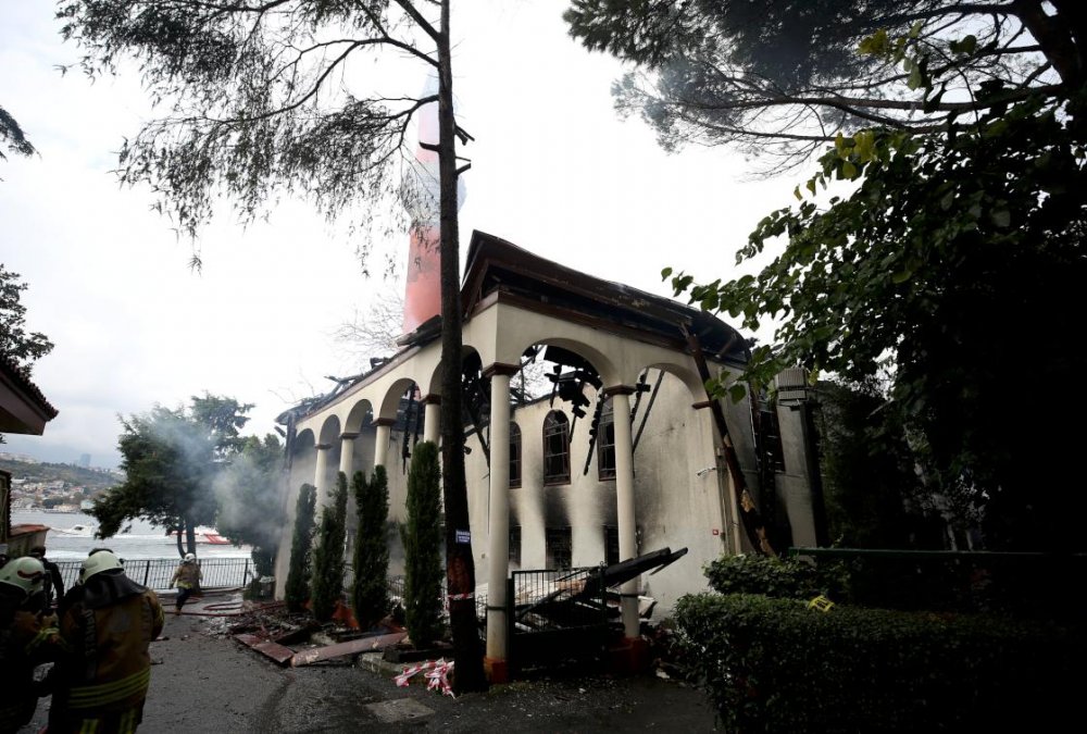 Yangında tarihi cami kullanılamaz hale geldi