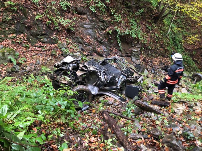 Trabzon'da kamyonet uçuruma yuvarlandı: 2 Yaralı