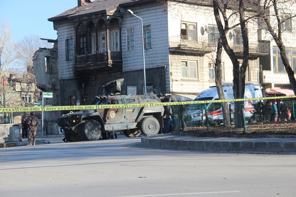 Erzurum'da dehşet anları! Ayrıldığı eşi ve 2 kızını öldürdü, vurularak etkisiz hale getirildi