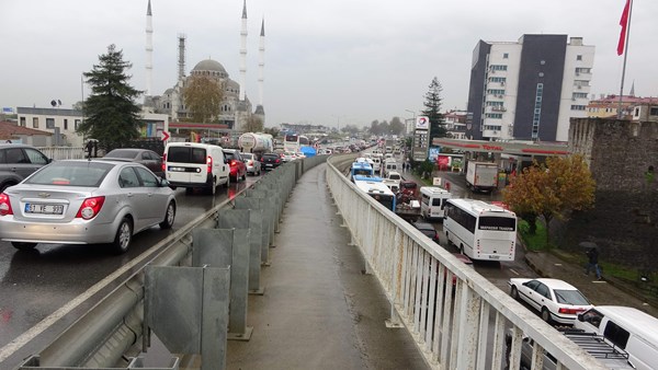 Trabzon’da kaza trafiği felç etti
