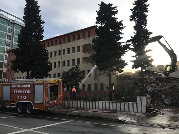 Rize'de eski emniyet müdürlüğü binası yıkılıyor