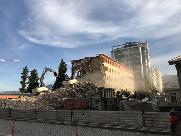 Rize'de eski emniyet müdürlüğü binası yıkılıyor
